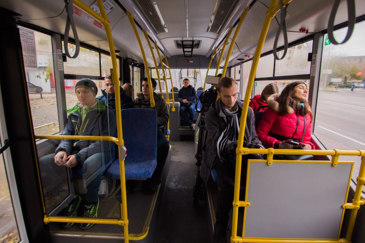 Тихий ход, почти беззвучный, троллейбуса убаюкивал пассажиров