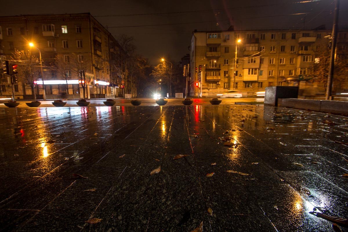 Гранит наполняет город светом, пародируя фонари