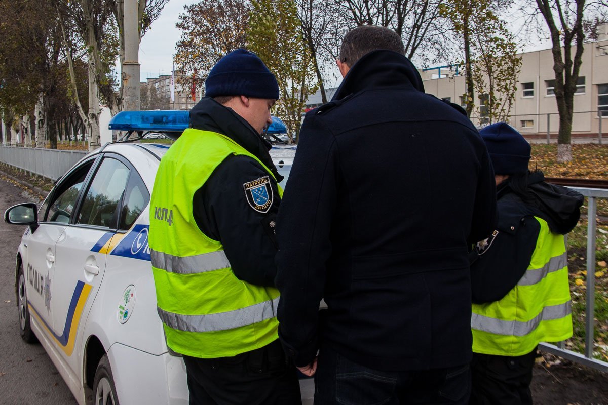 Полиция опрашивает водителя Toyota Полиция опрашивает водителя Toyota