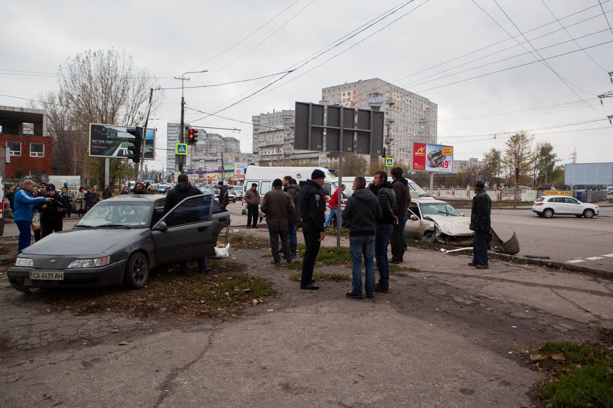 Во время ДТП на перекрестке на светофоре горел желтый свет Во время ДТП на перекрестке на светофоре горел желтый свет