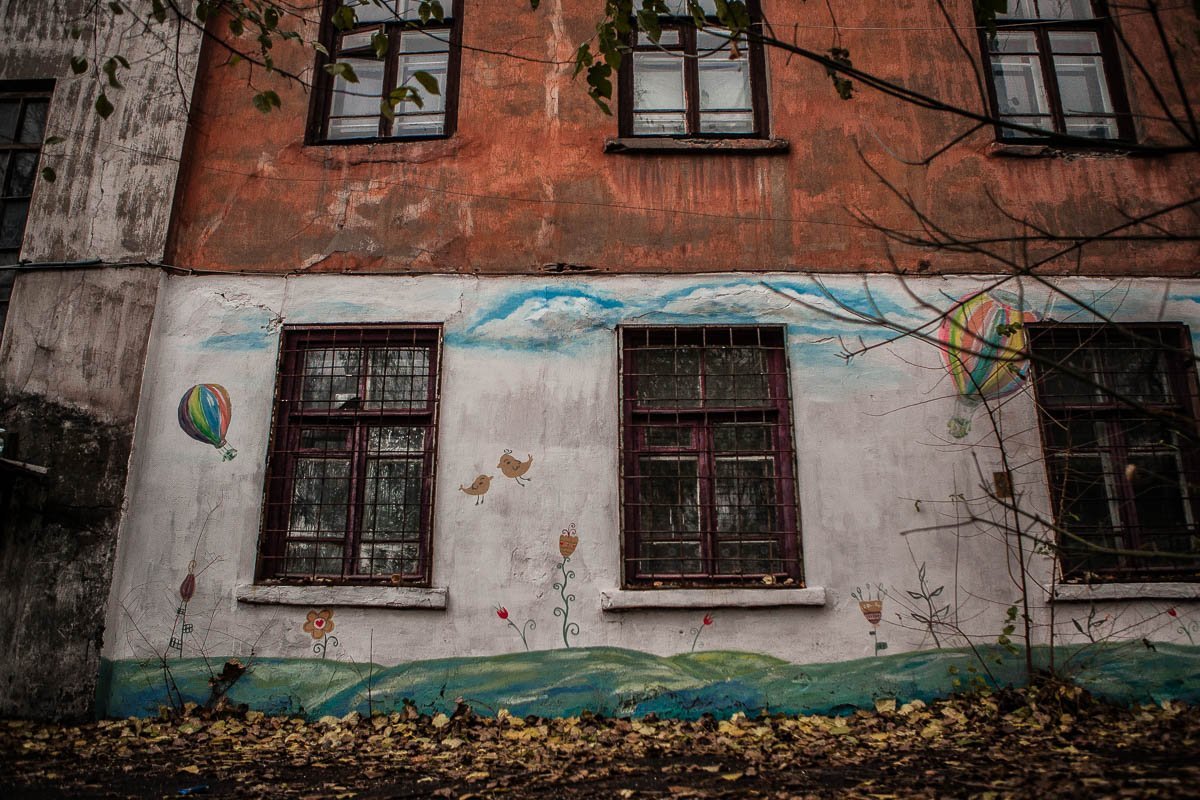 Наивные граффити на стенах дома Наивные граффити на стенах дома