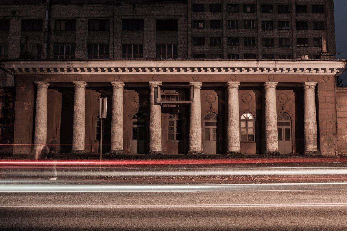 И когда он устал, пред скитальцем предстал странный призрак — и шепчет: «Что надо?» (Эдгар Аллан По) И когда он устал, пред скитальцем предстал странный призрак — и шепчет: «Что надо?» (Эдгар Аллан По)