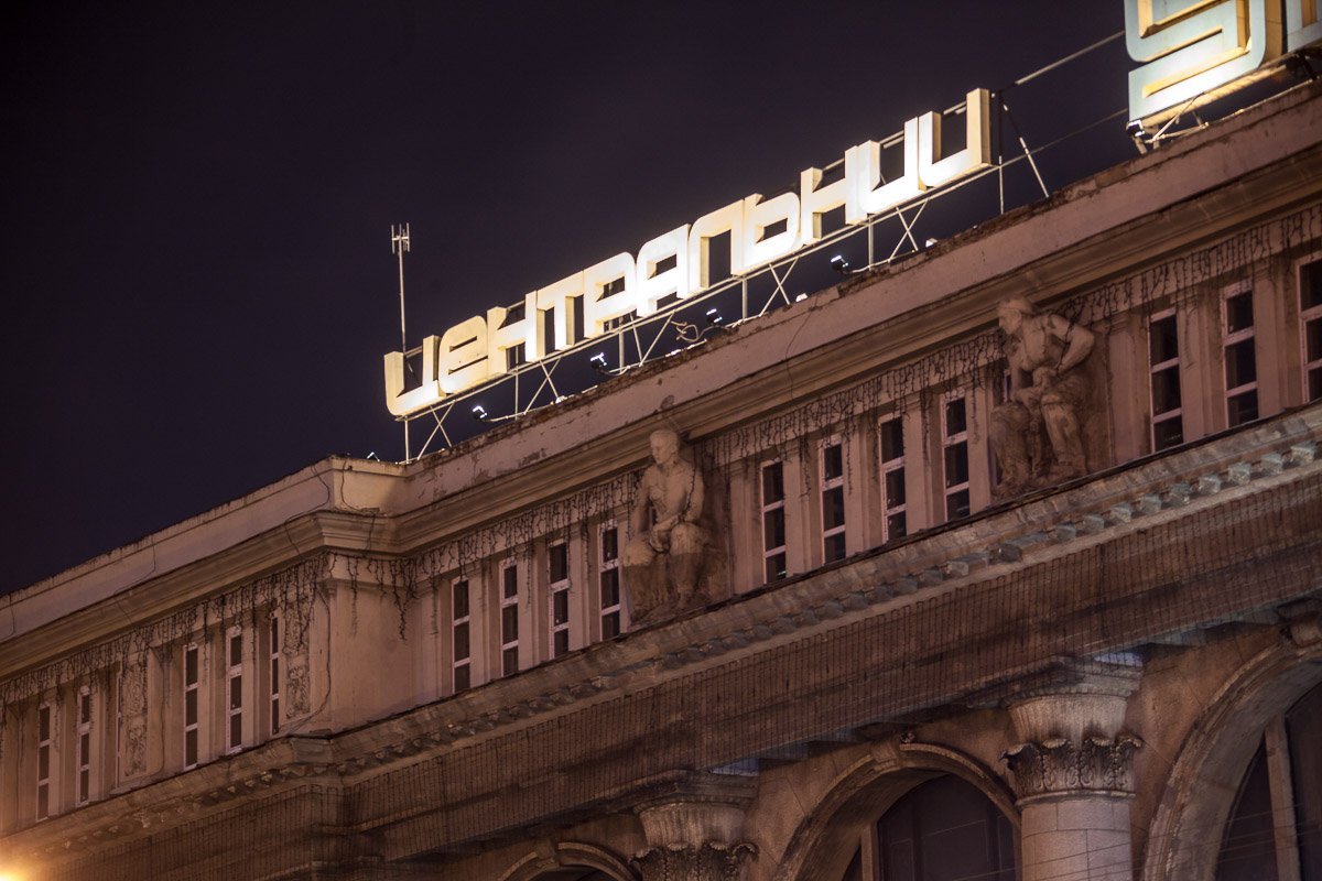 Будто прошлое наблюдает за быстротечностью настоящего