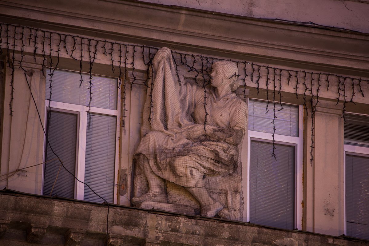 Если бы все девушки смогли, сняв платок - остановить войну...