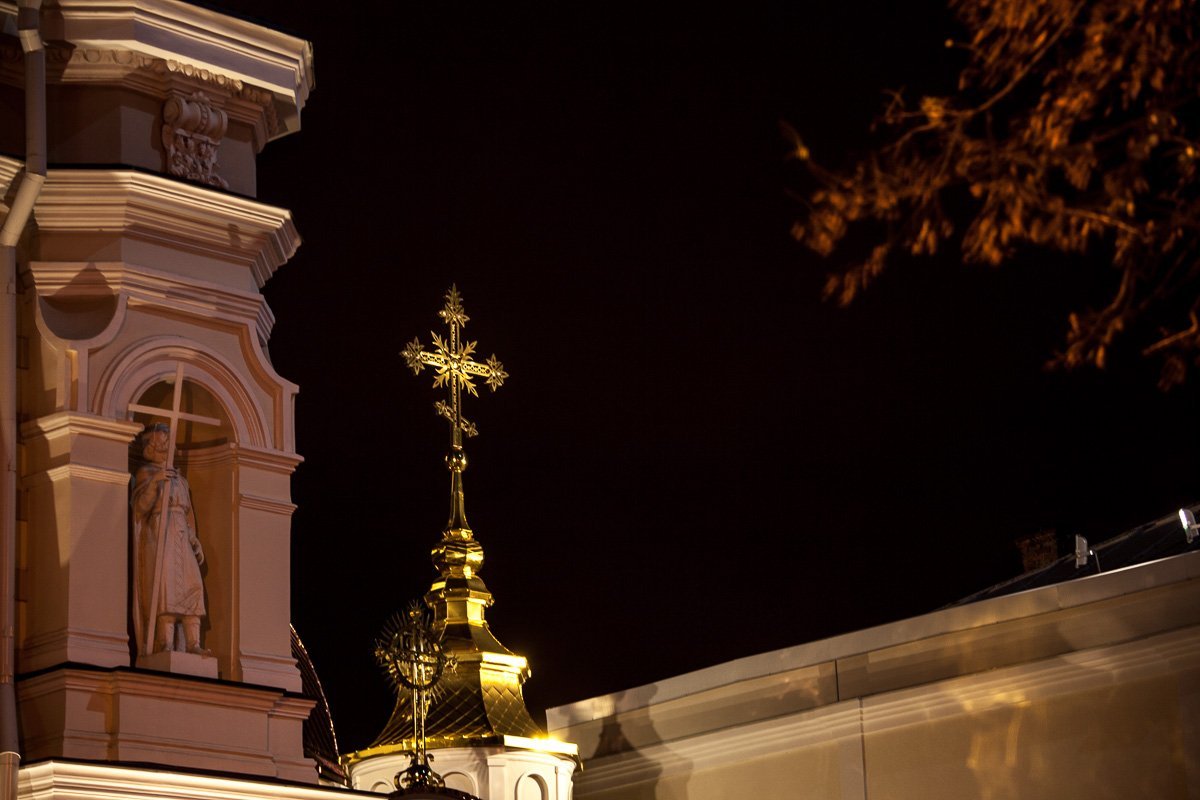 Над темными крышами жилых построек блестят золотые кресты Днепропетровской епархии