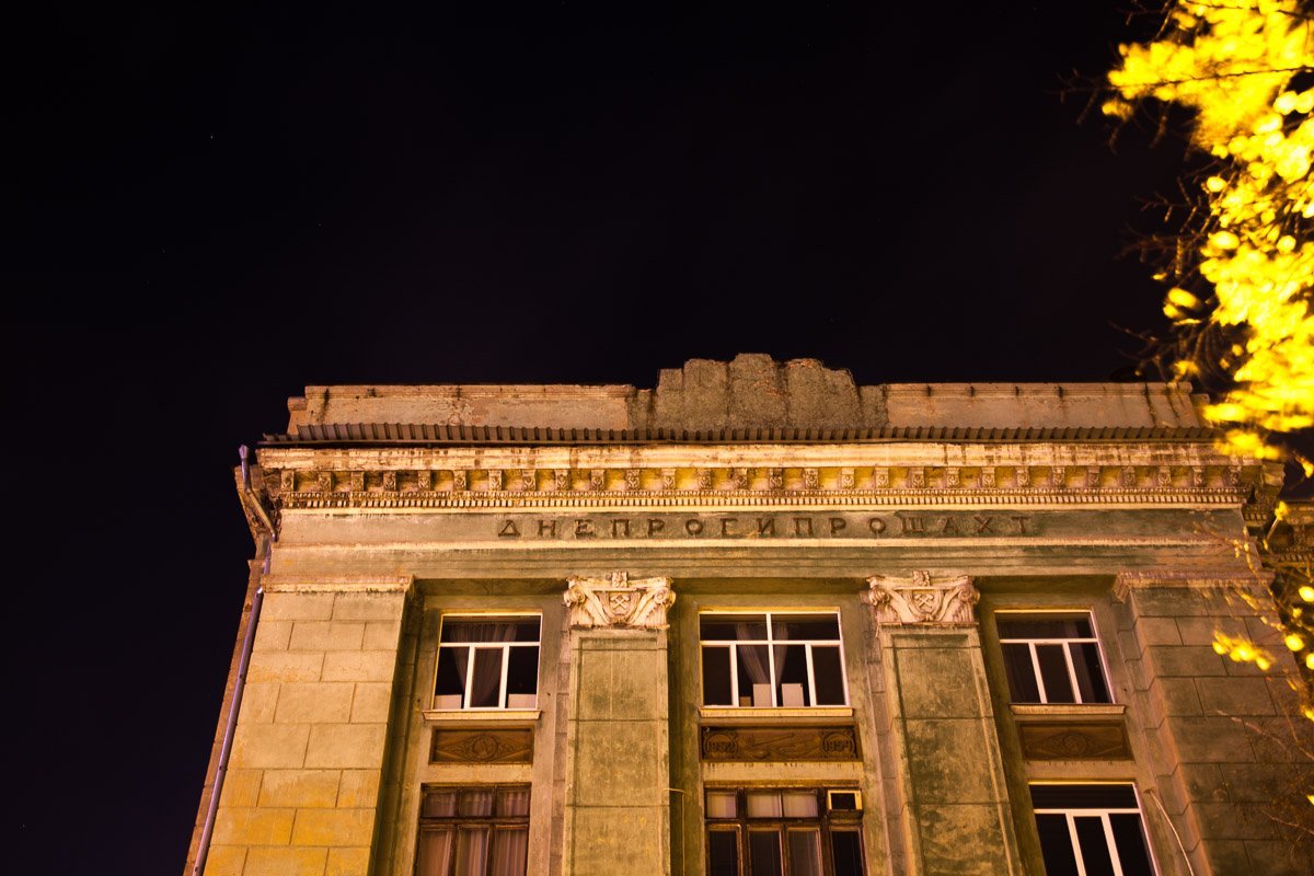 В период декоммунизации дореволюционные здания особенно напряжены