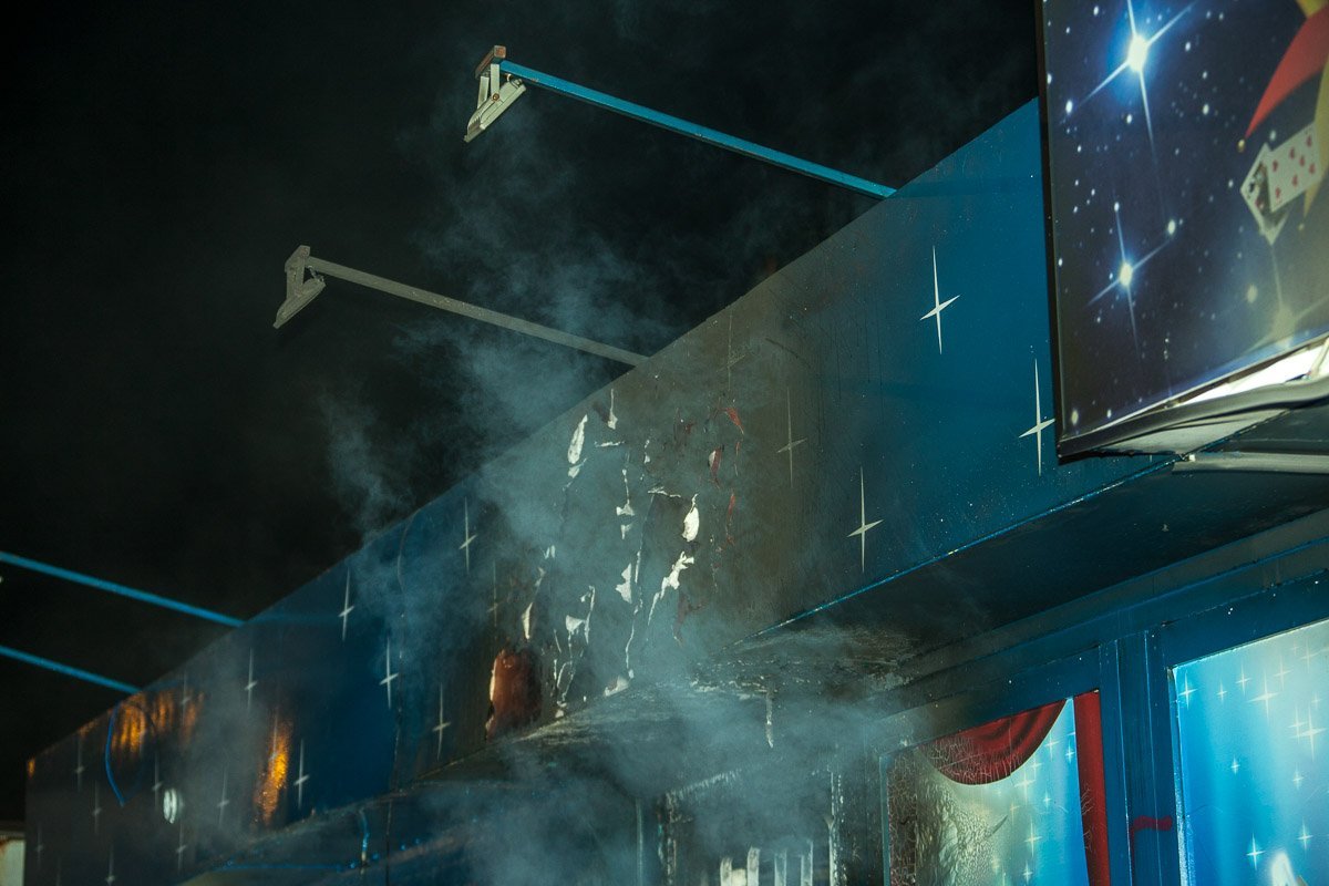 Около полуночи раздался громкий хлопок, после чего повалил густой белый дым Около полуночи раздался громкий хлопок, после чего повалил густой белый дым