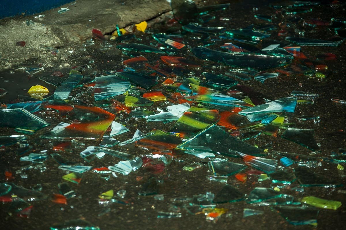 В результате взрыва в заведении вылетели стекла В результате взрыва в заведении вылетели стекла