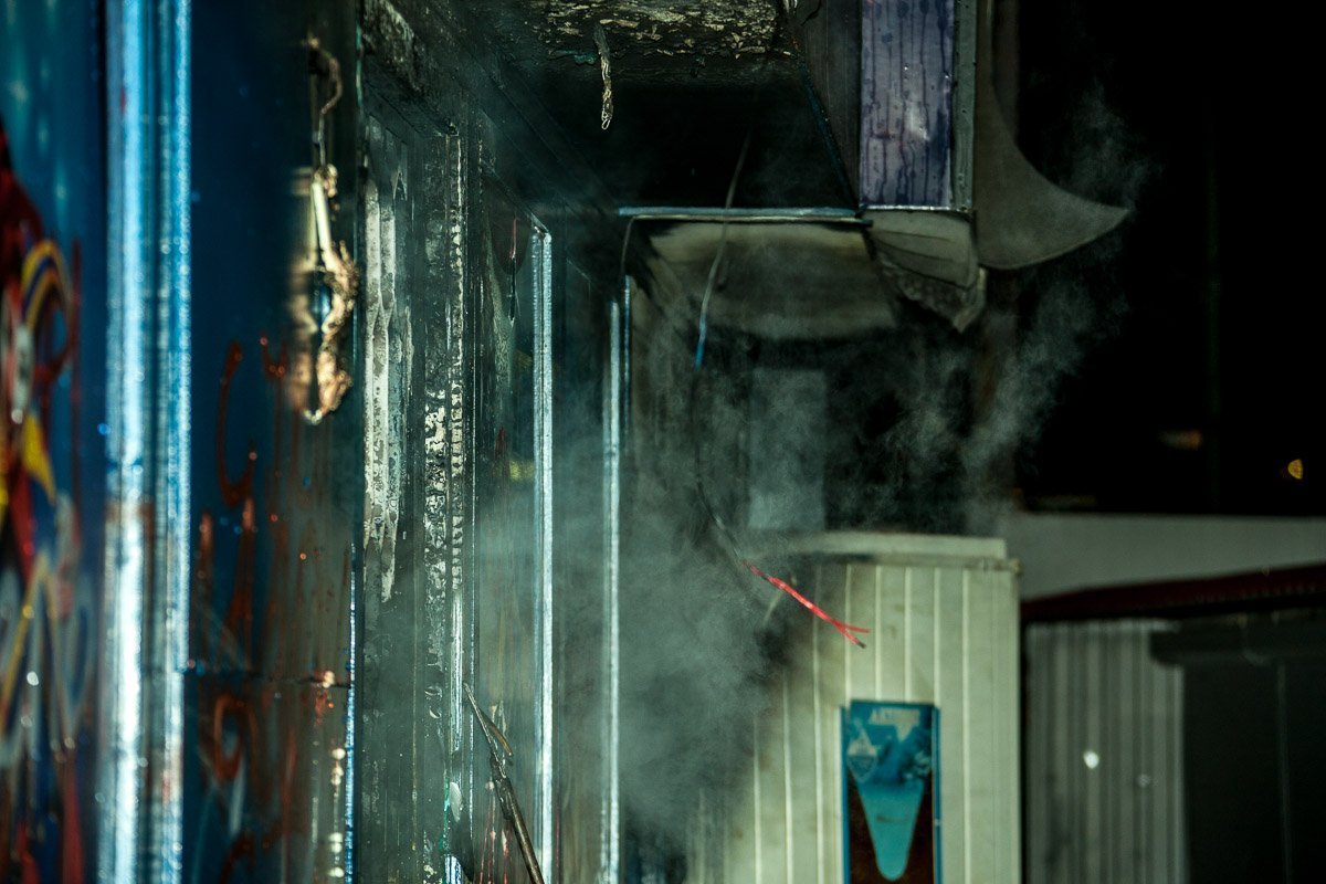 По словам сотрудников МЧС, сгорело около 20 кв/м помещения, еще 80 кв/м получило значительные повреждения По словам сотрудников МЧС, сгорело около 20 кв/м помещения, еще 80 кв/м получило значительные повреждения