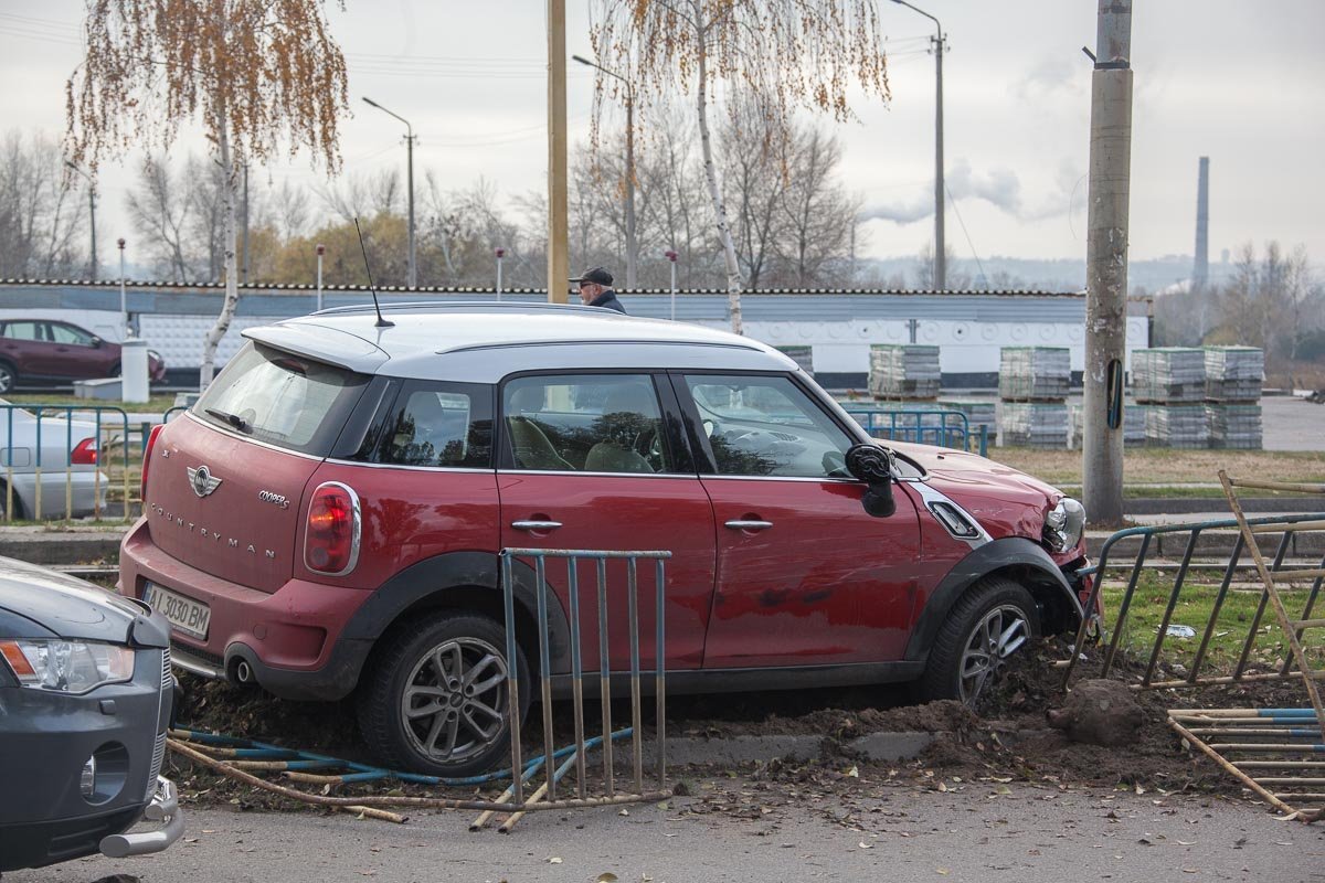 Mini Cooper снес часть забора Mini Cooper снес часть забора