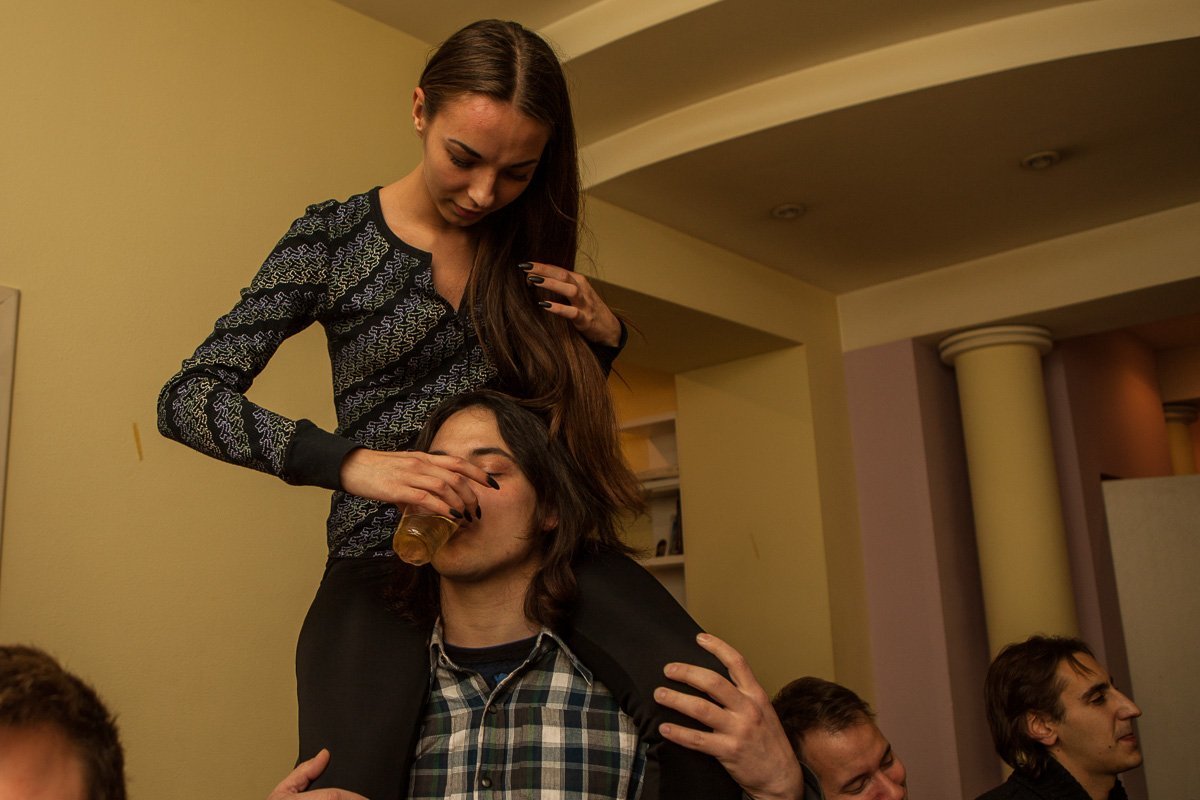 На вечере организаторы следили, чтобы никто не умер от жажды...