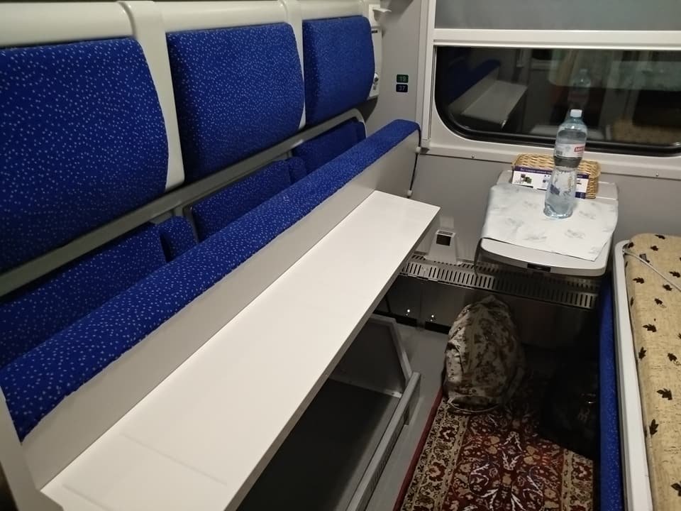 Под сидением есть место для багажа Под сидением есть место для багажа