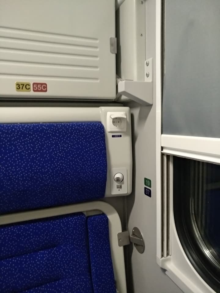 В купе есть несколько розеток В купе есть несколько розеток