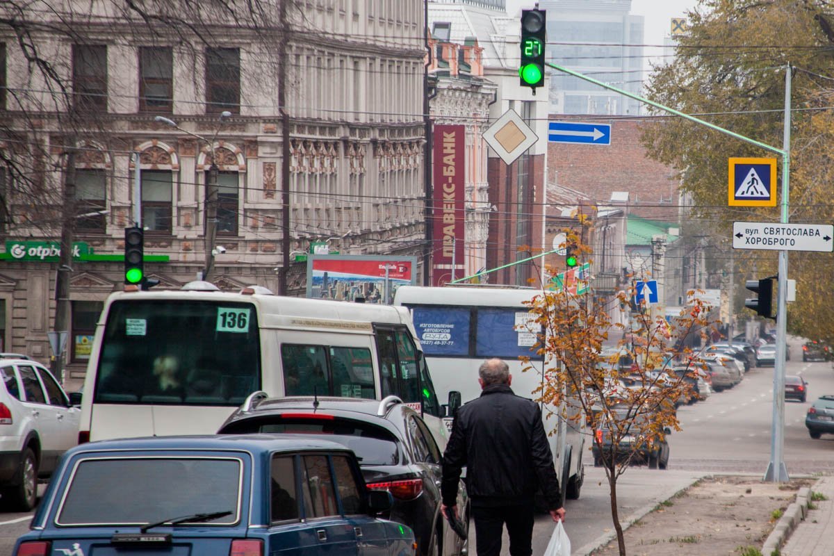 Новый светофор со светодиодной подсветкой столба Новый светофор со светодиодной подсветкой столба