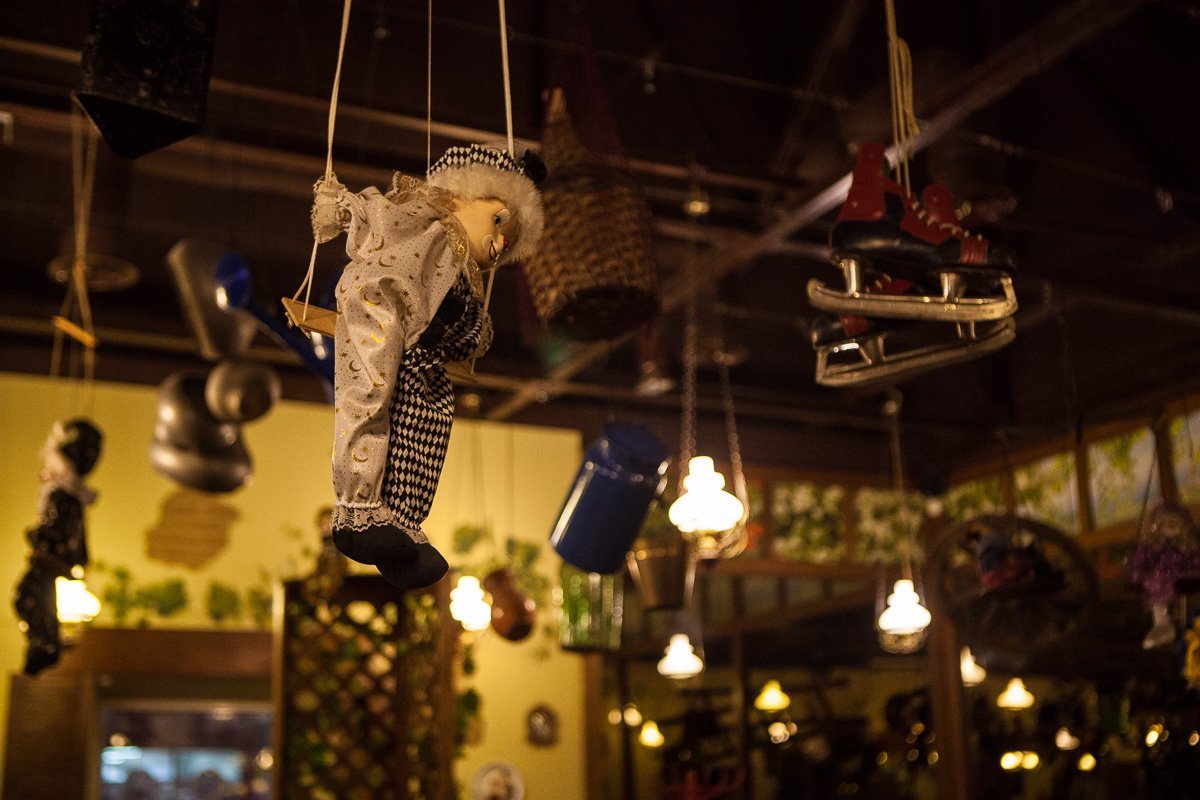 К потолку в помещении подвешены куклы К потолку в помещении подвешены куклы