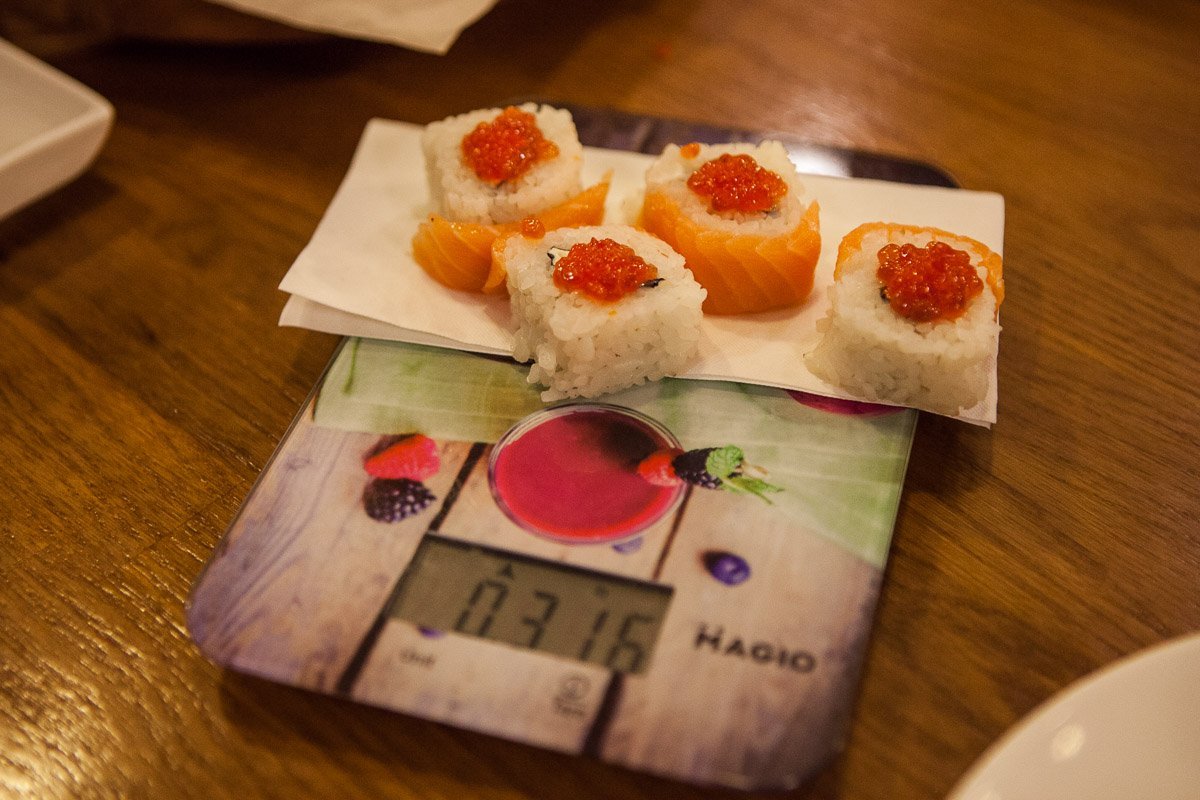 Суши весили 316 грамм вместо заявленных в меню 145 грамм Суши весили 316 грамм вместо заявленных в меню 145 грамм