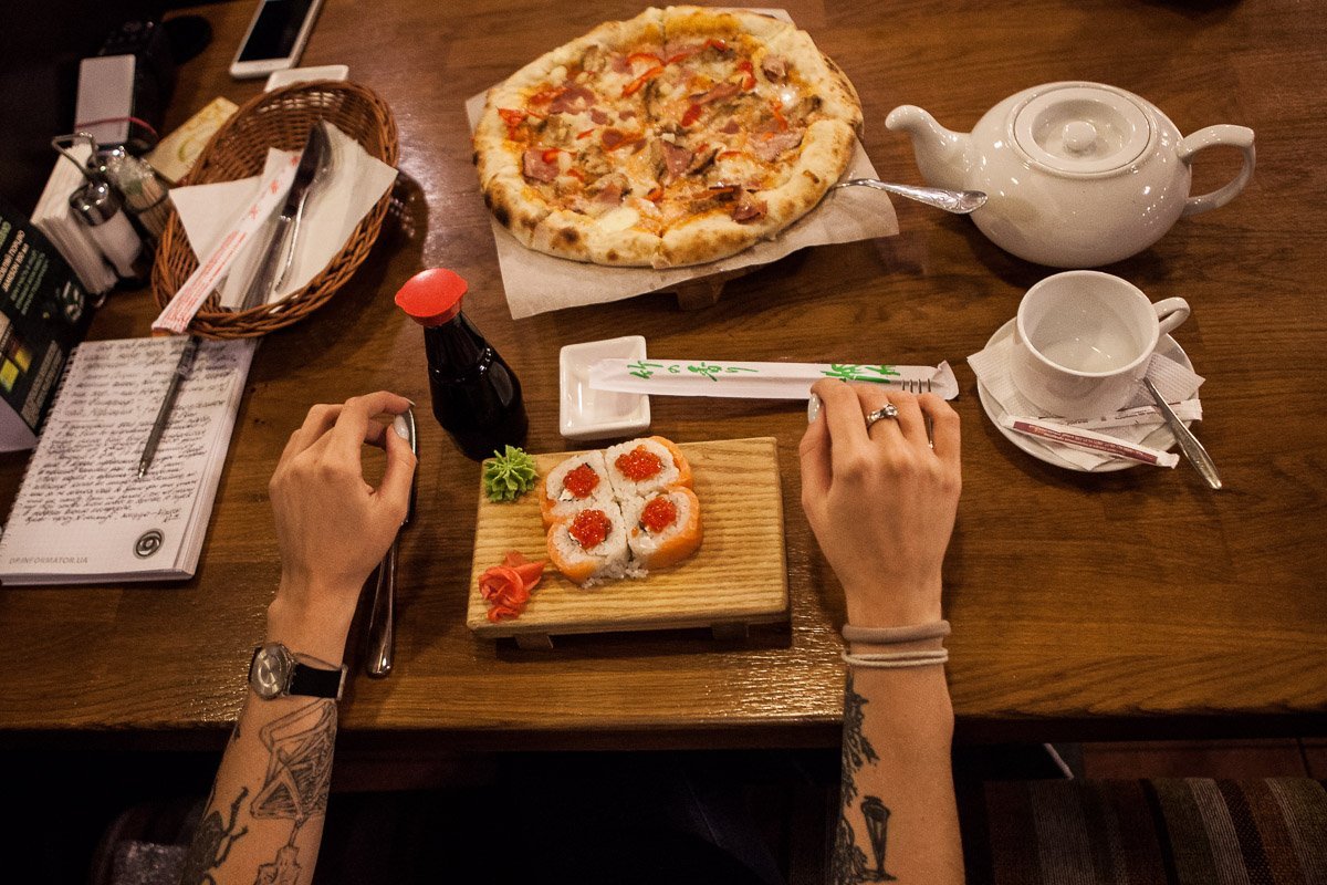 Всю еду принесли достаточно быстро Всю еду принесли достаточно быстро