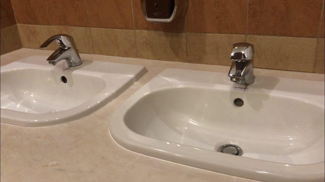 Раковины и зеркало чистые Раковины и зеркало чистые