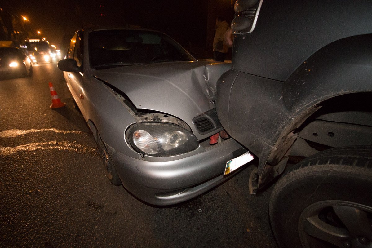 У Lanos сильно помят капот