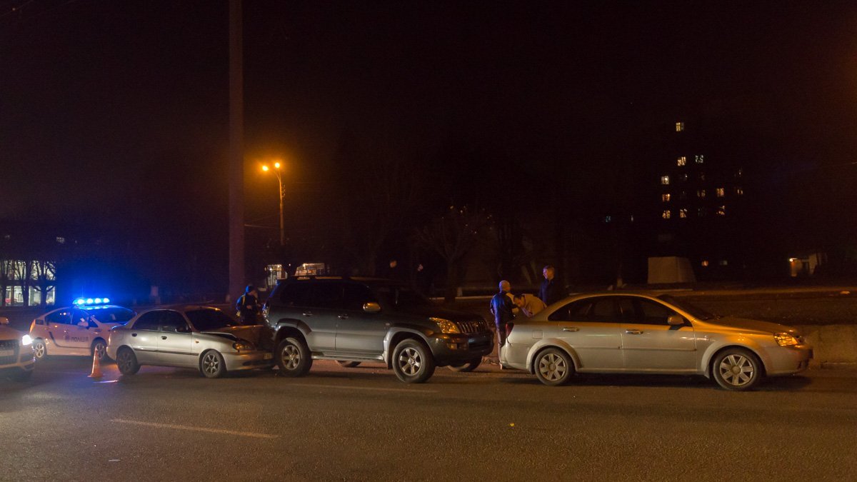 Машины столкнулись, пропуская пешехода на пешеходном переходе