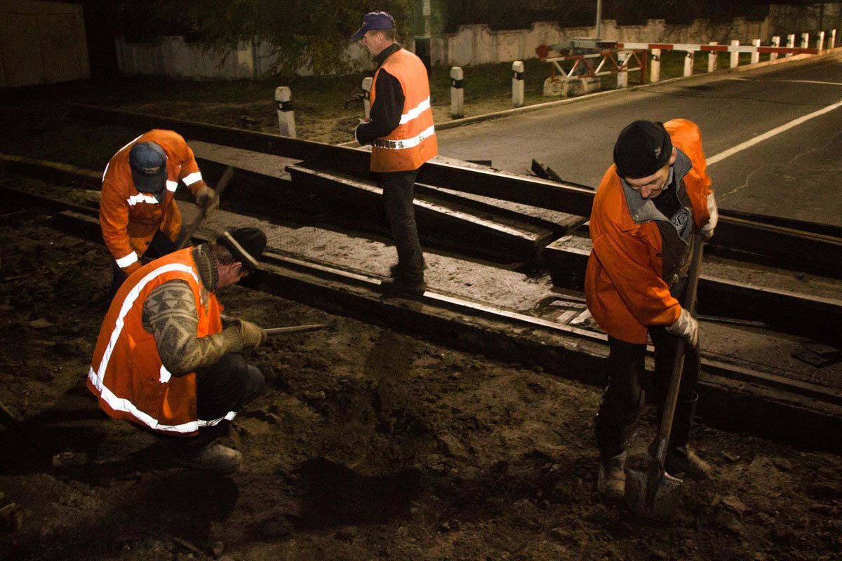 На железнодорожных путях ведутся ремонтные работы