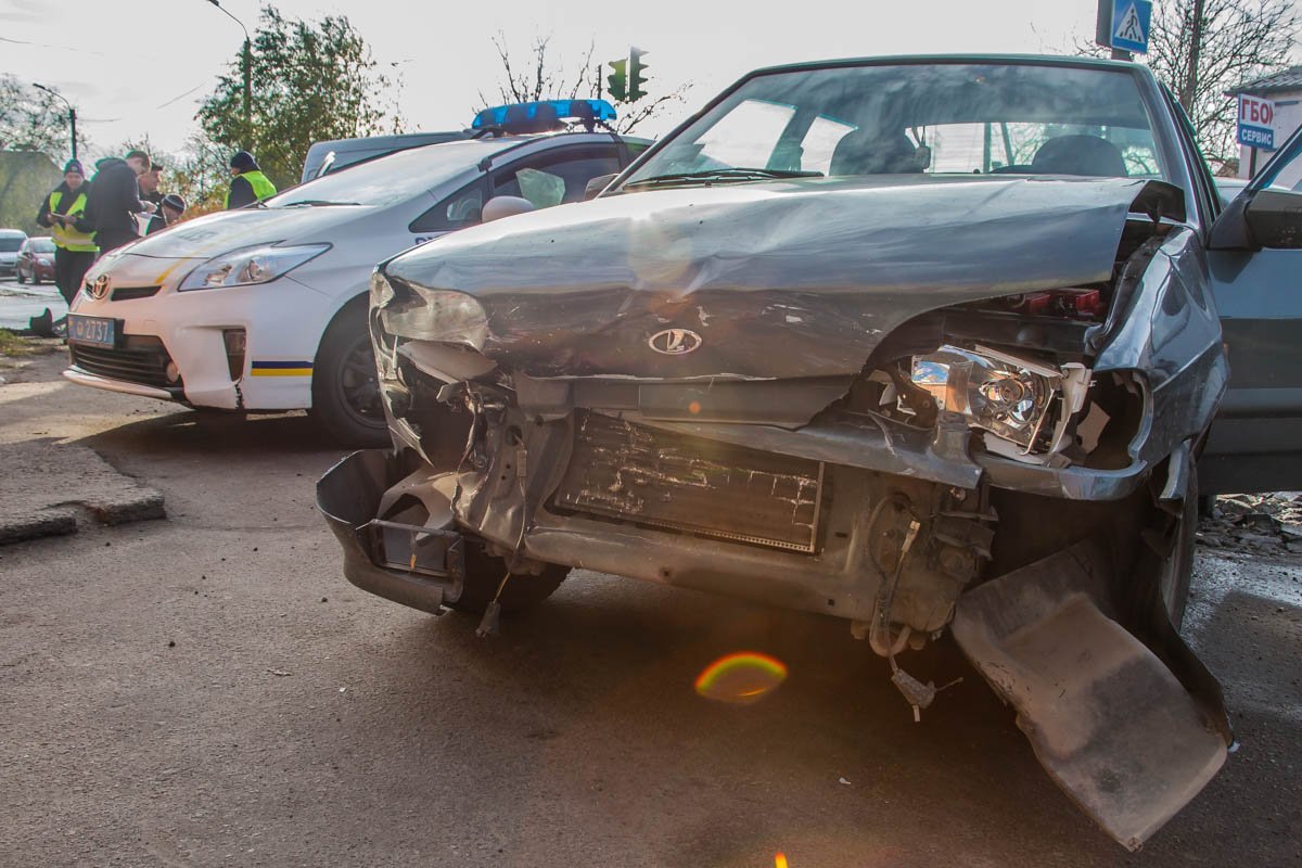 Патрульные выясняют детали происшествия