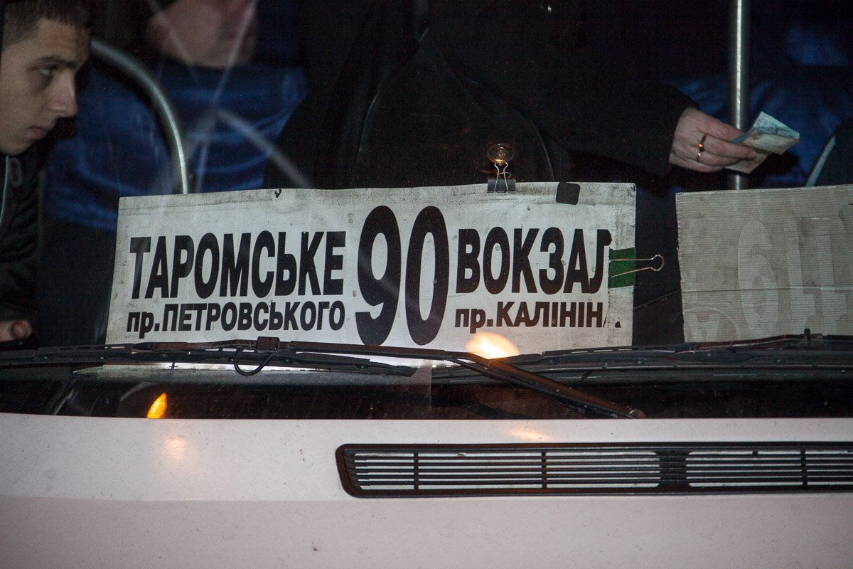 Машины 90-го маршрута набиваются людьми доверху