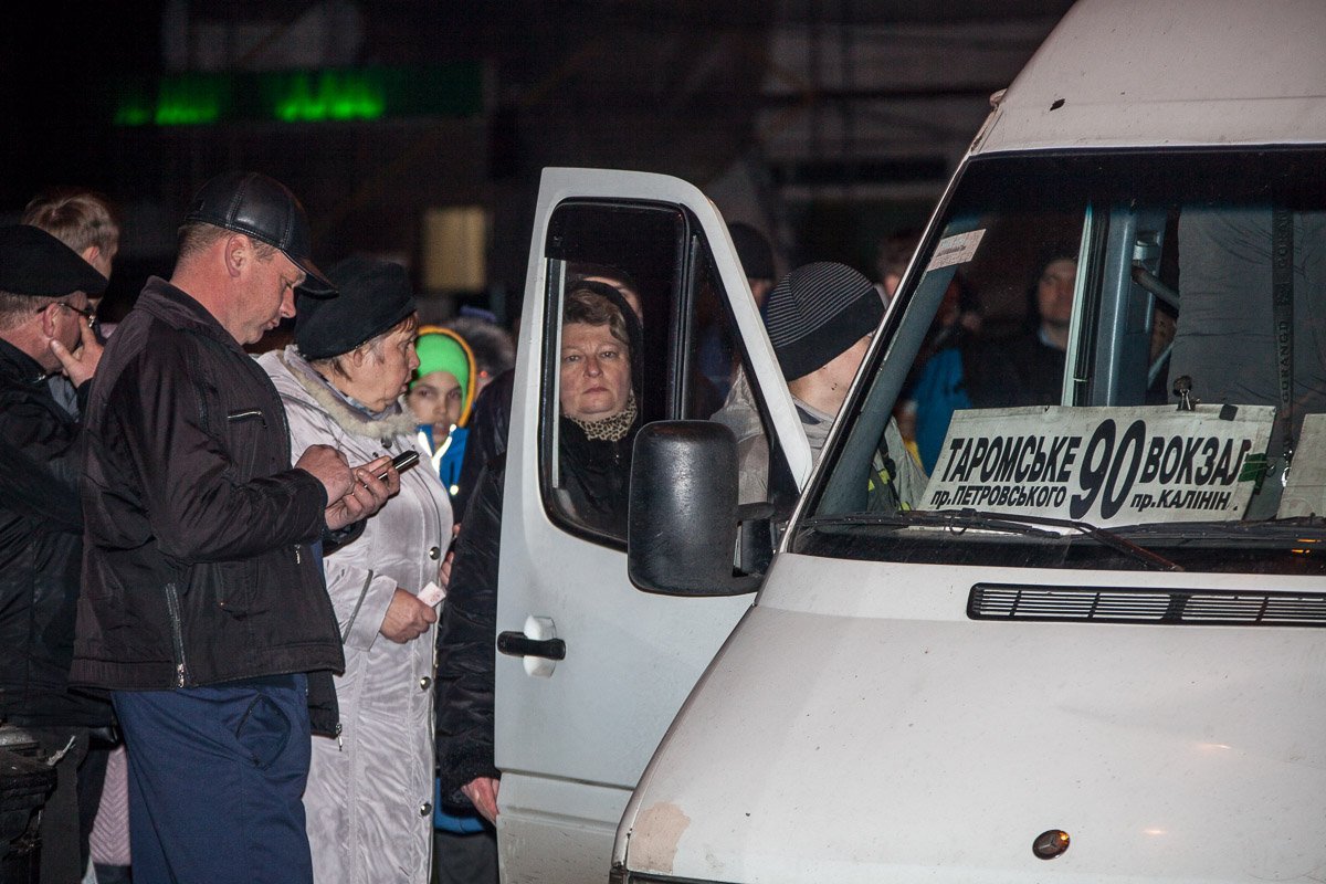 Не все люди смогли втиснуться в эту маршрутку