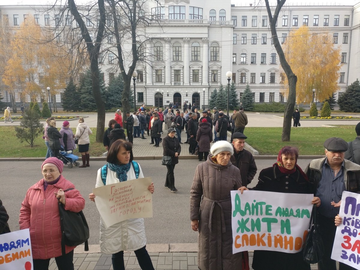 Под Днепропетровской ОГА собрались десятки людей Под Днепропетровской ОГА собрались десятки людей