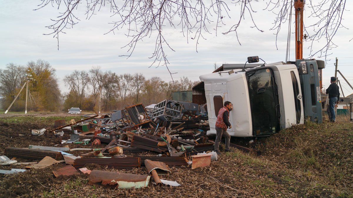 Фуру разгружали вручную Фуру разгружали вручную