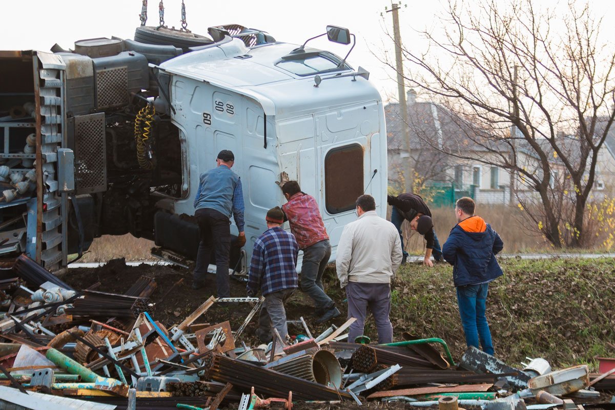 Перевернуть фуру на колеса оказалось очень трудно, даже при помощи людей и крана Перевернуть фуру на колеса оказалось очень трудно, даже при помощи людей и крана