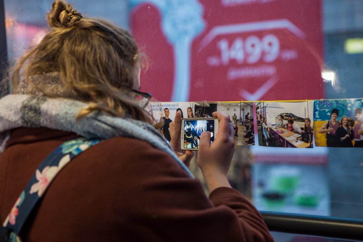 Фото, которое фотографируют на фотоаппарат, пока оператор фотографирует фотосъемку Фото, которое фотографируют на фотоаппарат, пока оператор фотографирует фотосъемку