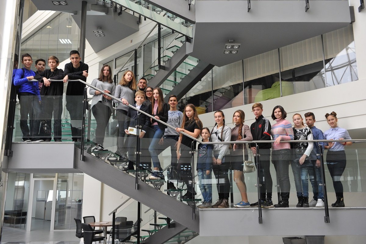 Головной офис ПриватБанка проверили маленькие финансисты со всей Украины 1