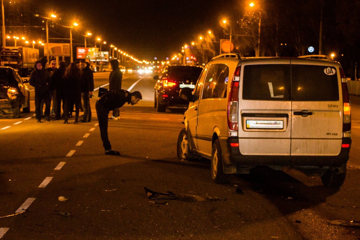 Водитель Mercedes не заметил, что Skoda собиралась поворачивать Водитель Mercedes не заметил, что Skoda собиралась поворачивать