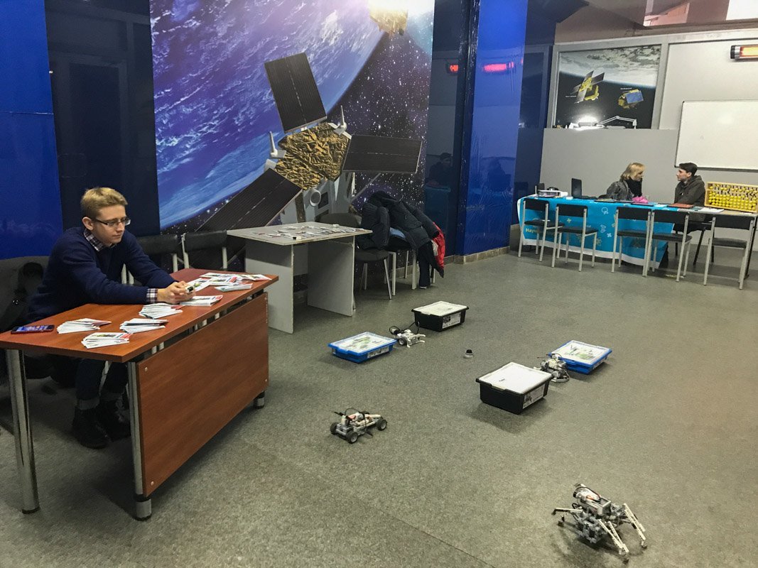 На фестивале была возможность поиграть в сражения самодельными роботами На фестивале была возможность поиграть в сражения самодельными роботами