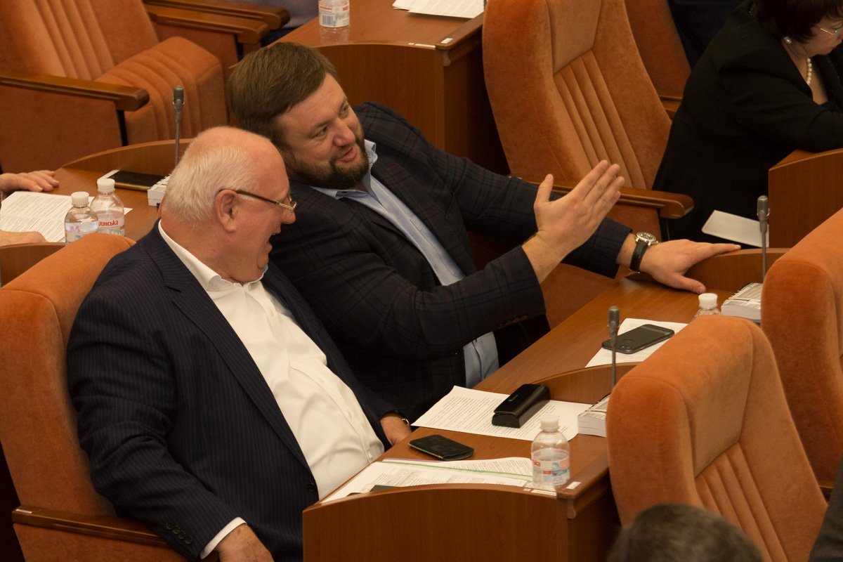 Мужские объятия, iPhone X и переписки: как прошла сессия городского совета в Днепре 16