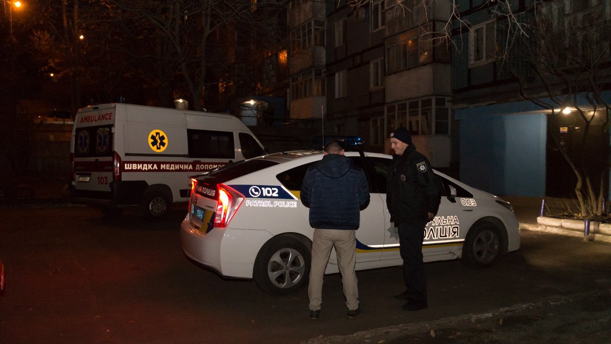 На Терещеневской патрульные помогли девушке, которая чуть не покончила жизнь самоубийством На Терещеневской патрульные помогли девушке, которая чуть не покончила жизнь самоубийством