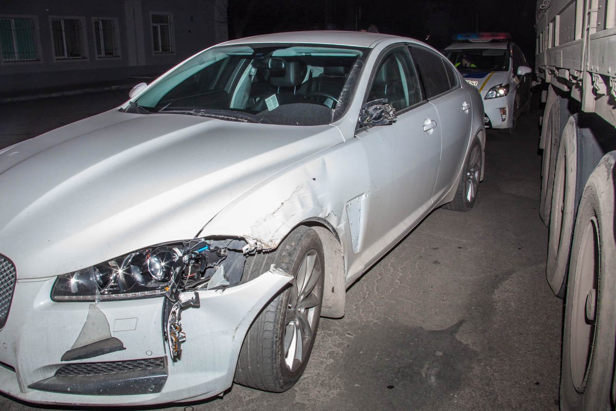 Грузовик Renault "подрихтовал" Jaguar Грузовик Renault "подрихтовал" Jaguar