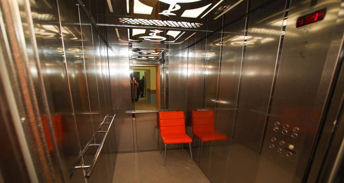 В лифте педиатрического корпуса удобно и комфортно