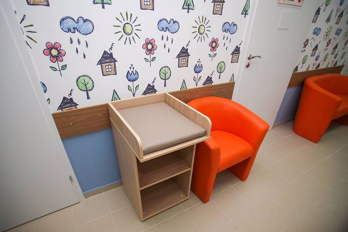 Пеленальный столик и кресло похожи на сказочных зверушек