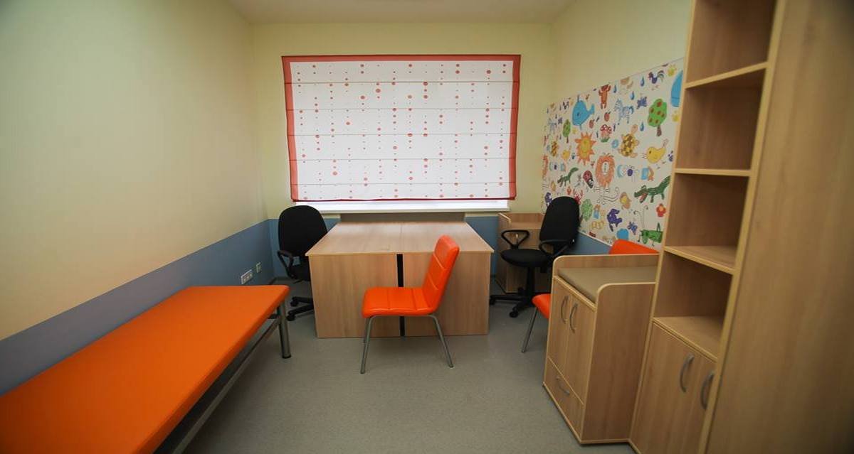 В уютном кабинете педиатра все готово для приема деток и их мам