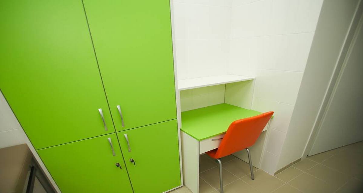 Мебель в педиатрическом корпусе подобрана в мягких теплых цветах