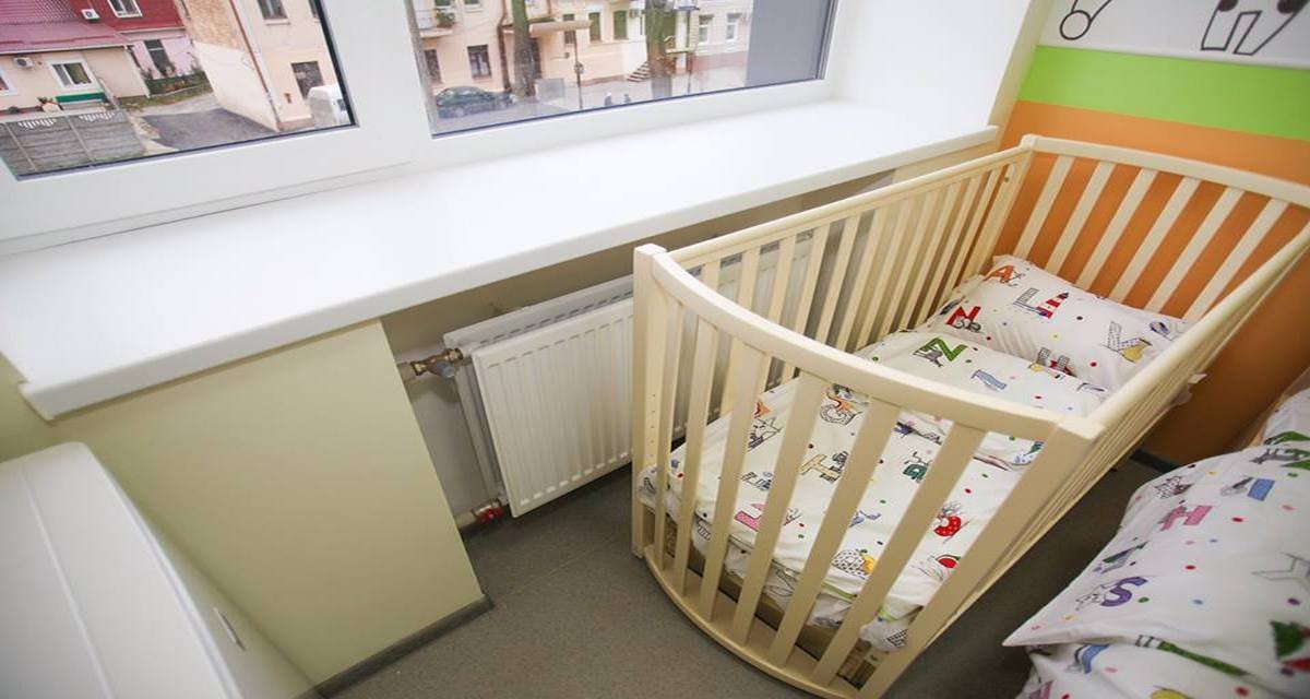 Кровать-малютка возле окна символизирует надежду на выздоровление