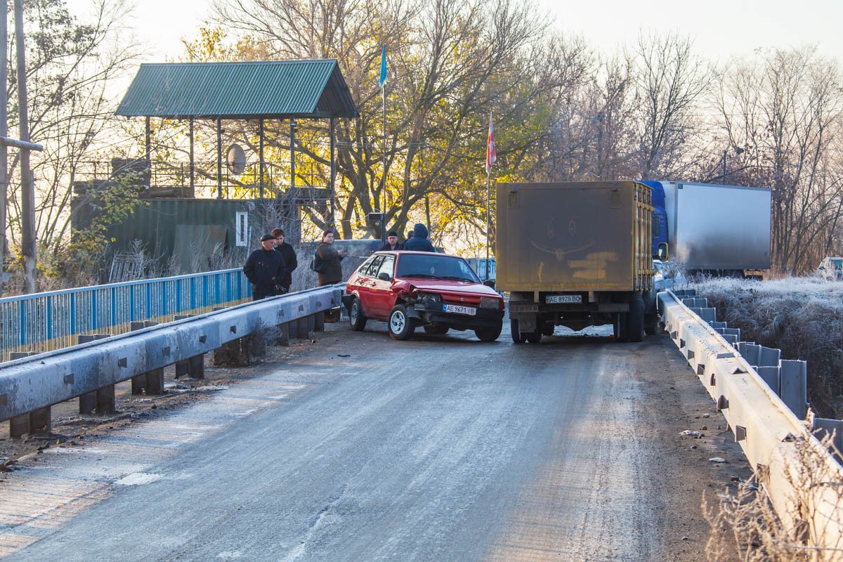 Гололед на мосту стал причиной ДТП Гололед на мосту стал причиной ДТП