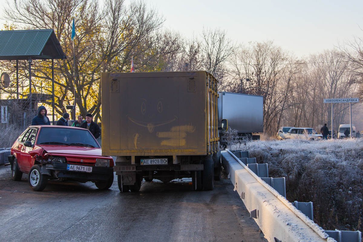 ВАЗ-2109 пытался проскочить по мосту, но врезался в отбойник, а потом в Газель ВАЗ-2109 пытался проскочить по мосту, но врезался в отбойник, а потом в Газель