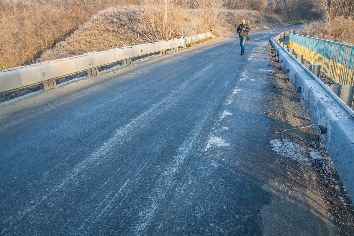 Весь мост заледенел из-за прорванной водопроводной трубы Весь мост заледенел из-за прорванной водопроводной трубы