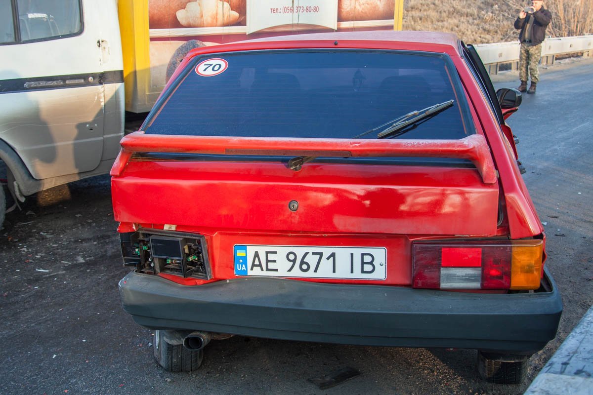 Левая сторона автомобиля ударилась о Газель, а правая - об отбойник Левая сторона автомобиля ударилась о Газель, а правая - об отбойник