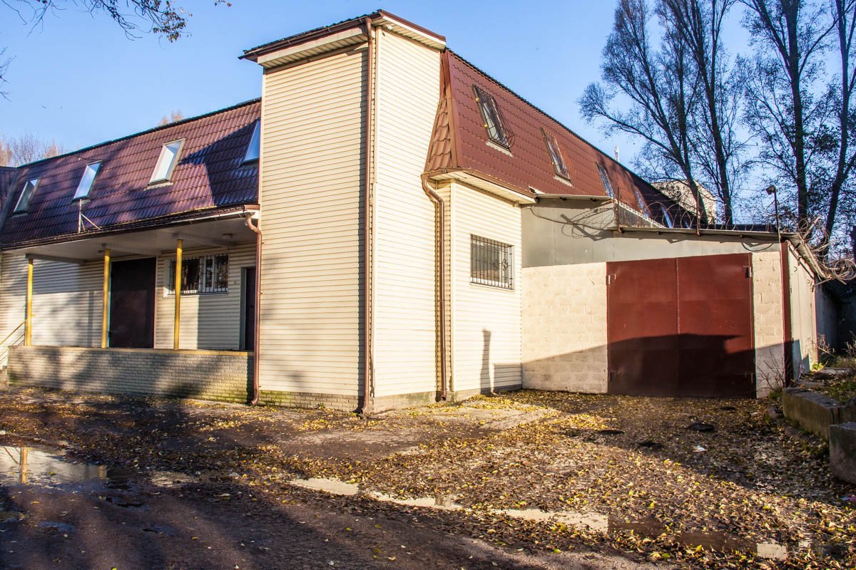 Гараж, в котором прорвало водопроводную трубу Гараж, в котором прорвало водопроводную трубу