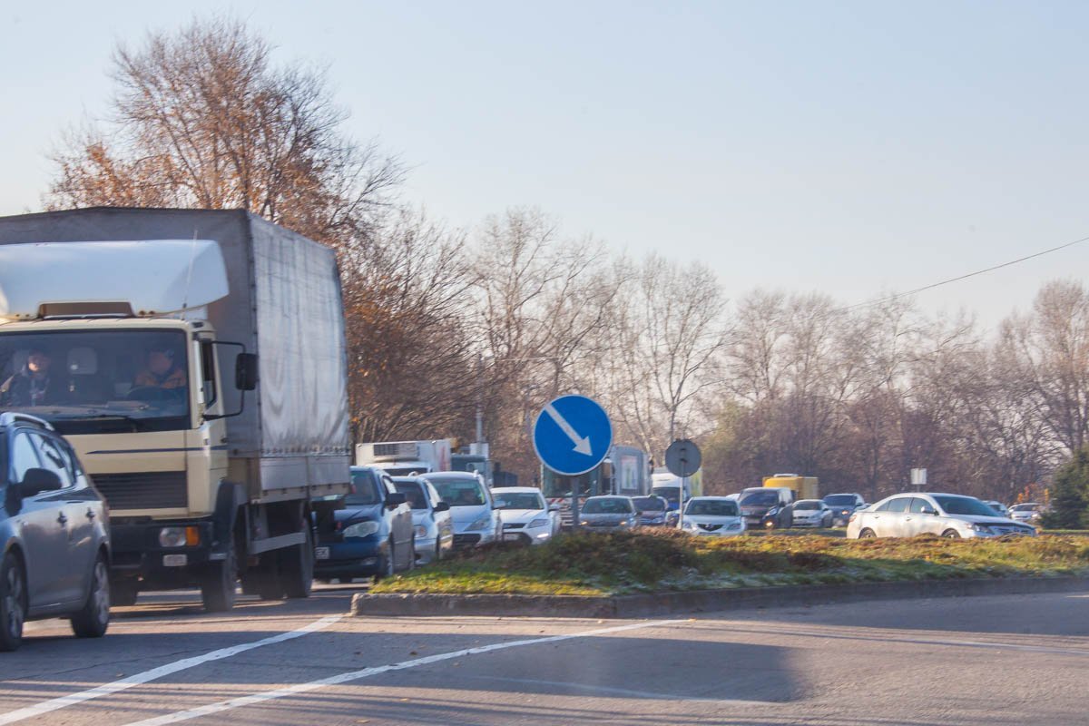 Из-за серийного ДТП движение на мосту затруднено
