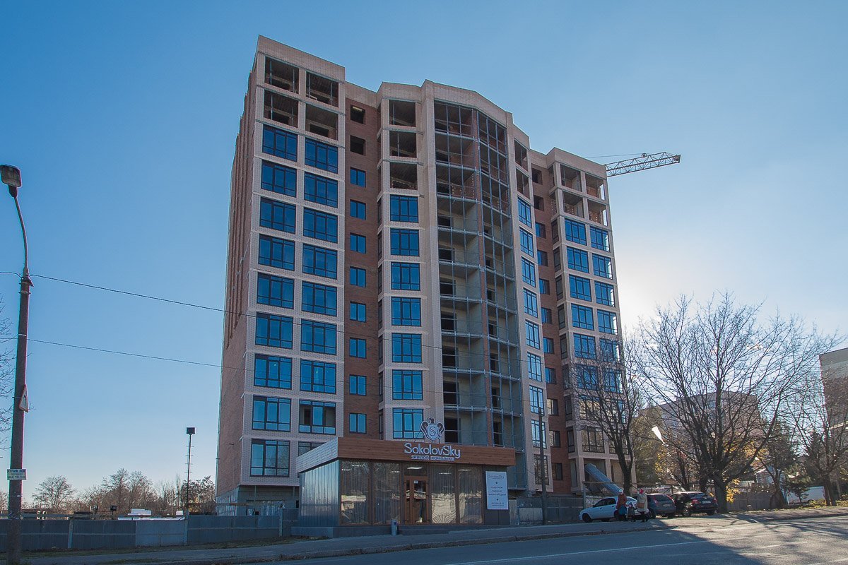 Одна из "фишек" здания - панорамные окна